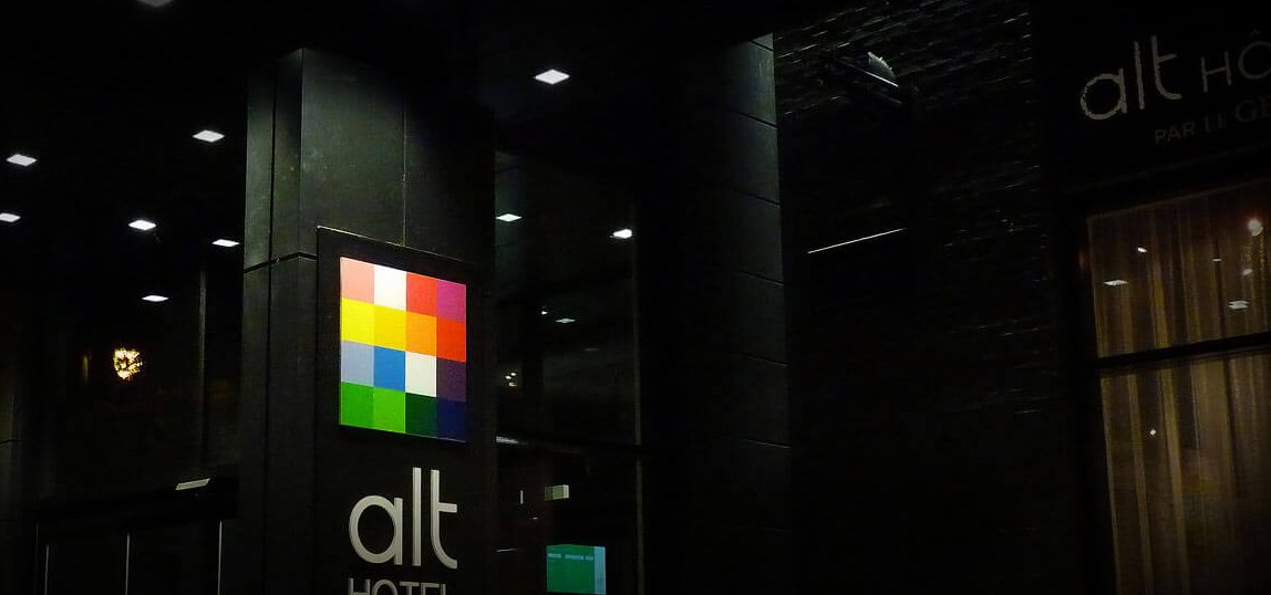 ALT — Griffintown, Groupe Germain, Montréal : éclairage architectural intérieur de l’hôtel par LightFactor.