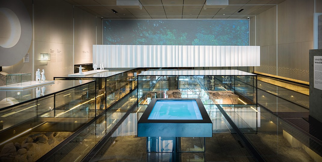 Ici a été fondée Montréal, Pointe-à-Callières, Montréal : la crypte archéologique traversée par les tracés lumineux conçus par LightFactor.