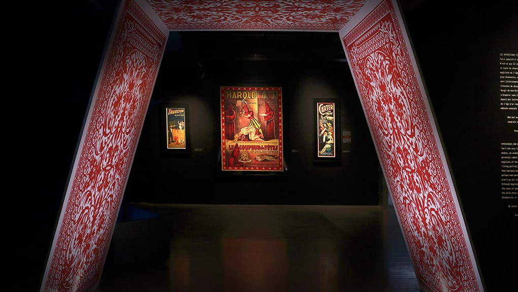 ILLUSIONS, l’art de la magie, exposition temporaire du Musée McCord à Montréal : éclairage scénographique par LightFactor.