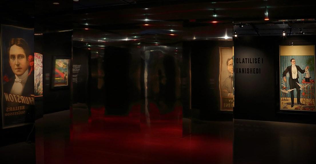ILLUSIONS, l’art de la magie, Musée McCord, Montréal : scénographie lumineuse de l’exposition temporaire par LightFactor.